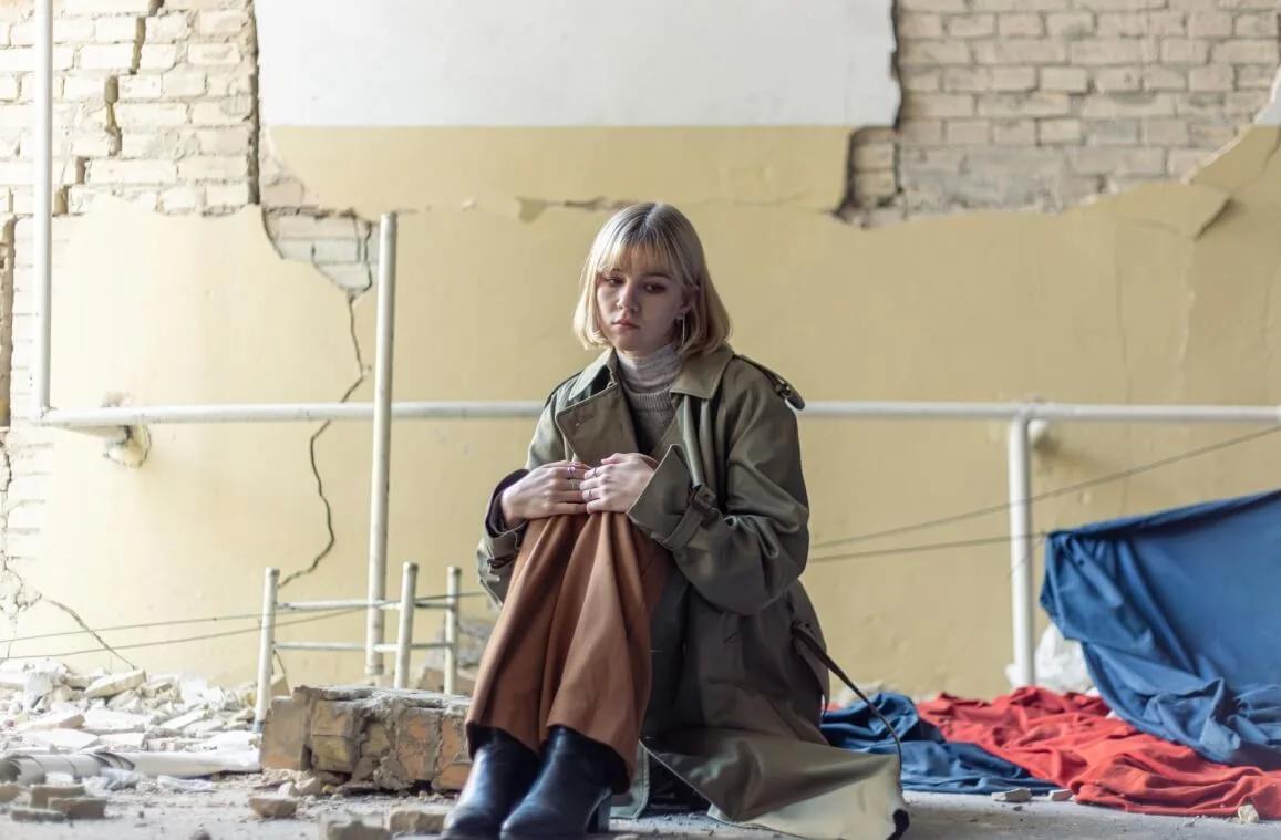 женщина бежит от бедности